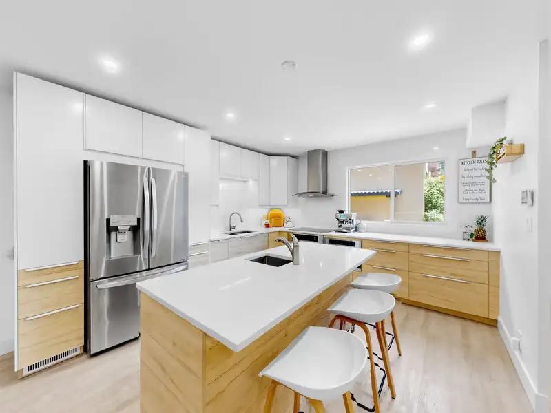 1270 PREMIER STREET - photo 4 of 30