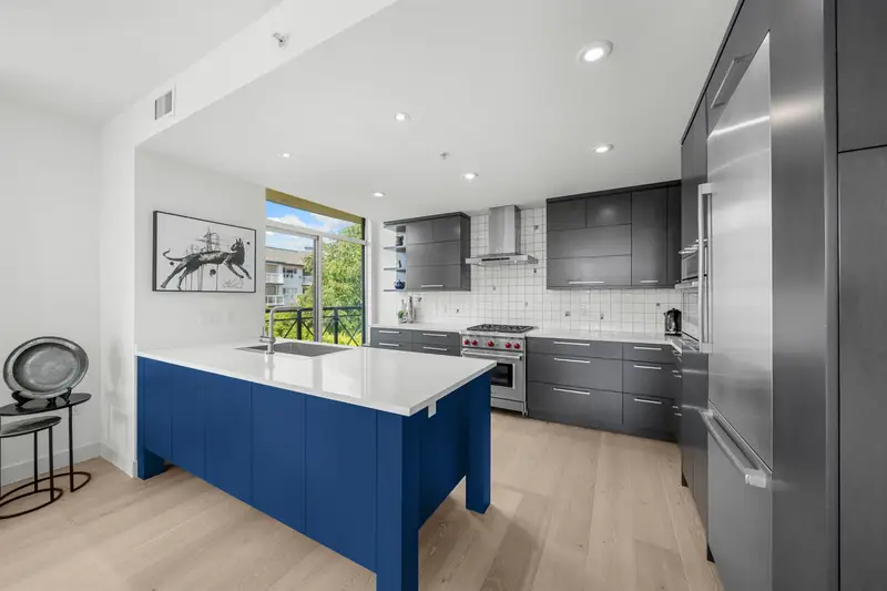 301 15445 VINE AVENUE - photo 1 of 20