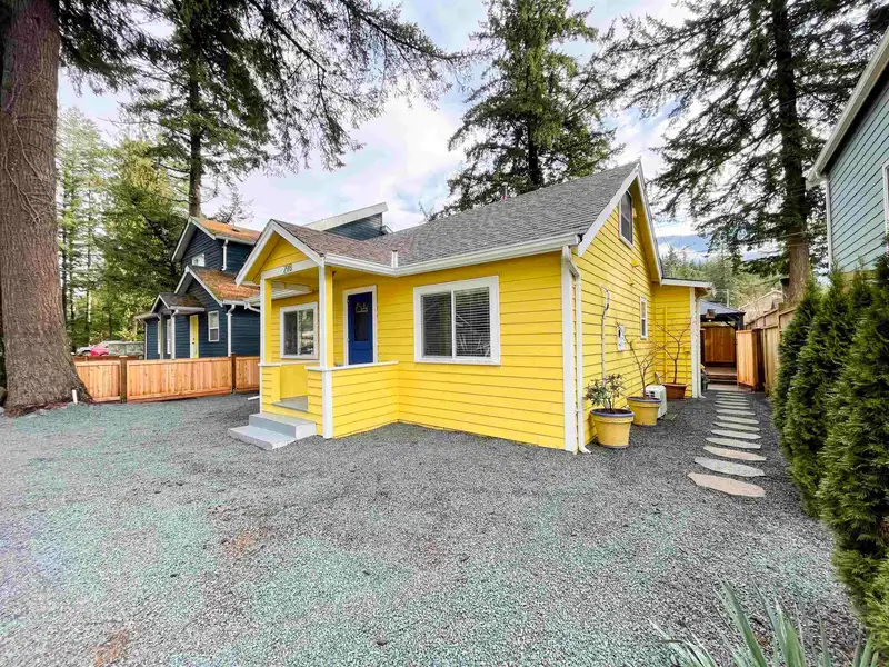298 HEMLOCK STREET - photo 2 of 40