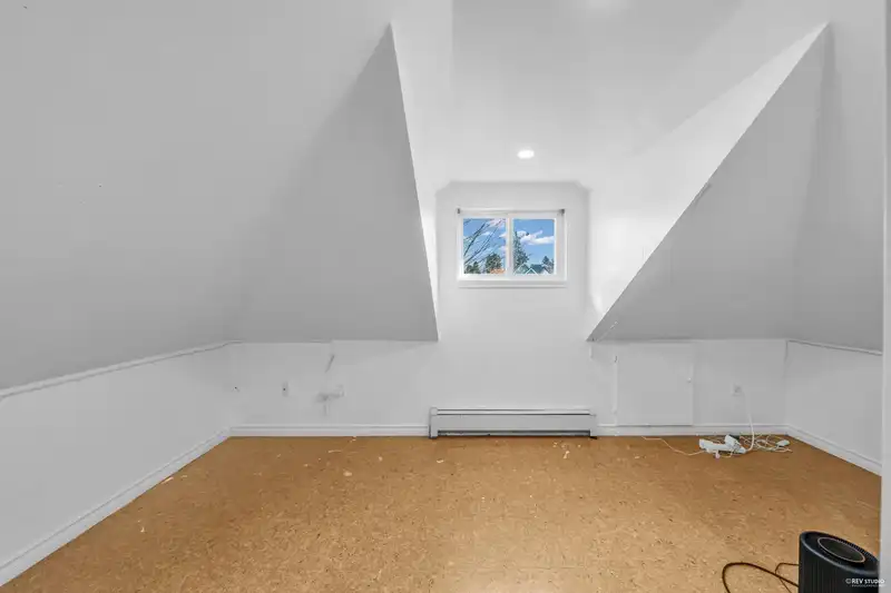237 SANDRINGHAM AVENUE - photo 4 of 29
