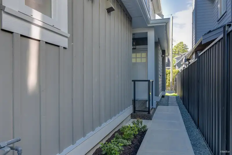 2 1809 E 15TH AVENUE - photo 3 of 28