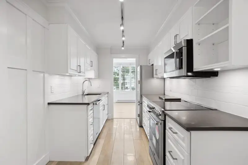 402 1420 DUCHESS AVENUE - photo 2 of 24