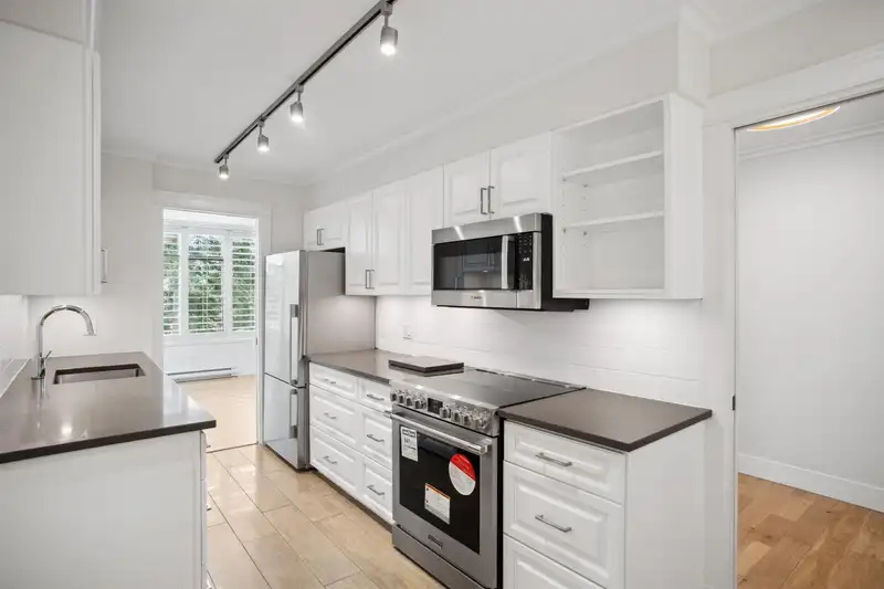 402 1420 DUCHESS AVENUE - photo 3 of 24