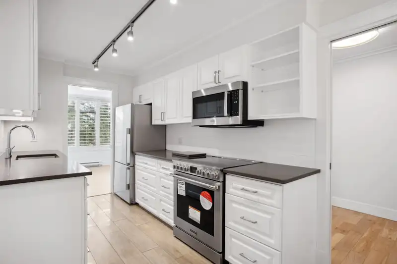402 1420 DUCHESS AVENUE - photo 4 of 24