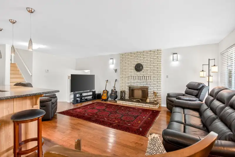 2176 LAURIER AVENUE - photo 4 of 40