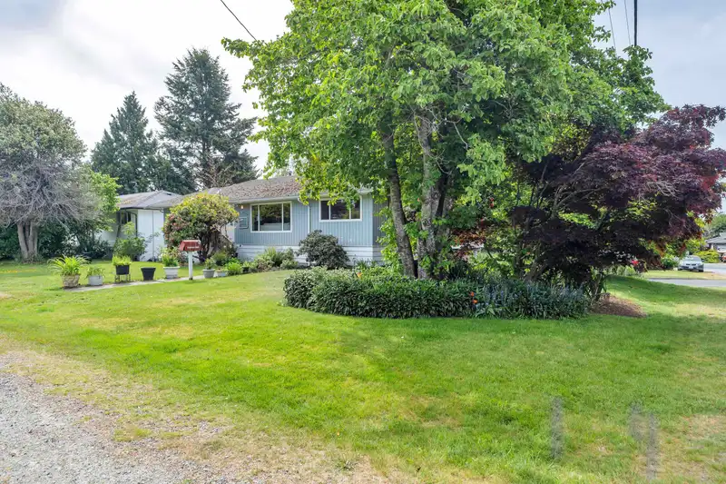 13890 BLACKBURN AVENUE - photo 2 of 27