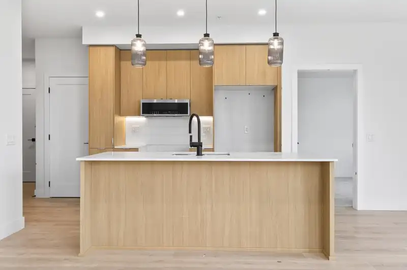 403 46185 THOMAS ROAD - photo 4 of 14