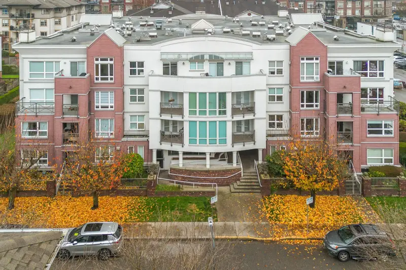 307 2335 WHYTE AVENUE - photo 4 of 25