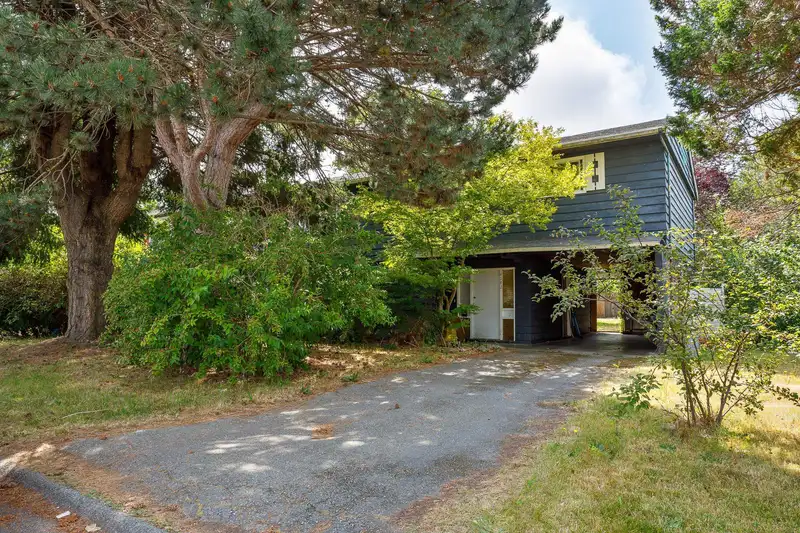 4582 45A AVENUE - photo 4 of 30