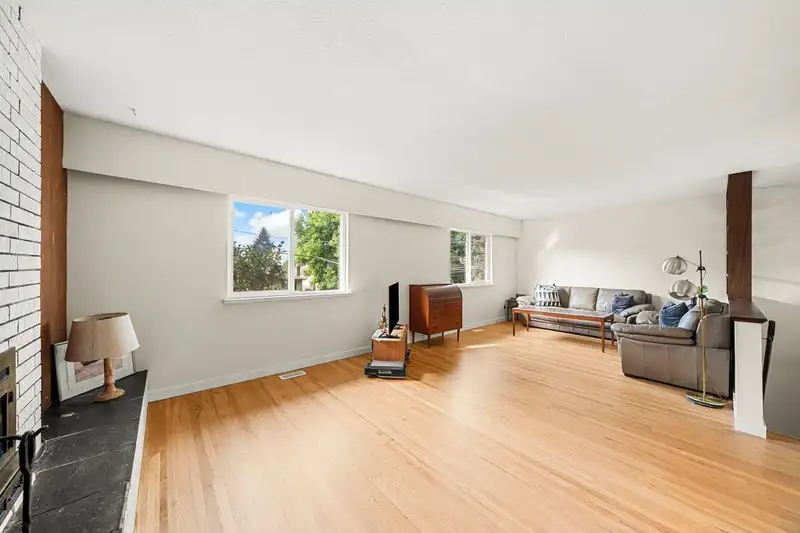 1560 BURRILL AVENUE - photo 3 of 36