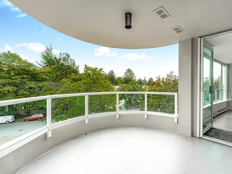 406 995 ROCHE POINT DRIVE - photo 3 of 18