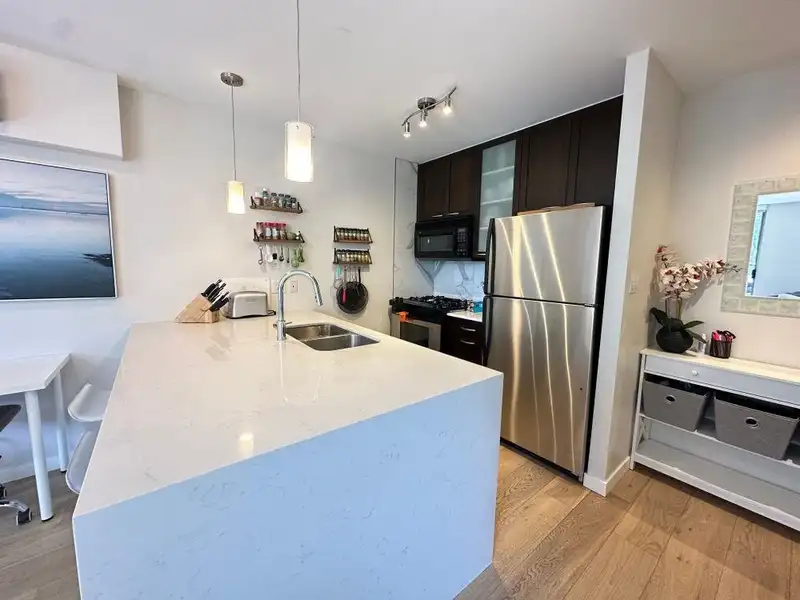 508 989 RICHARDS STREET - photo 3 of 12