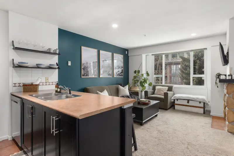 407 4314 MAIN STREET - photo 2 of 17