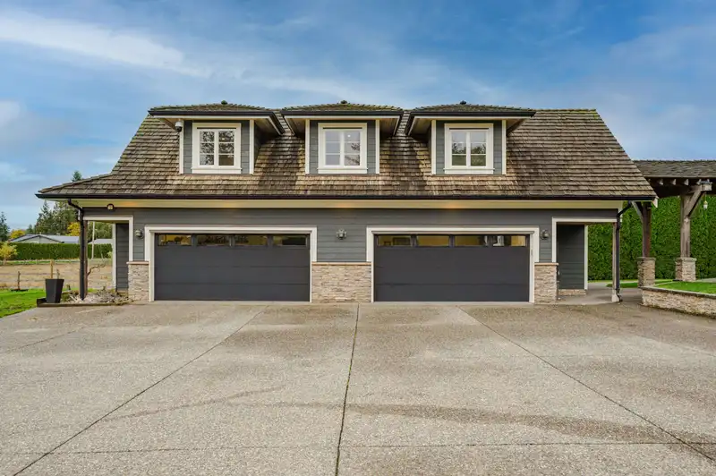 24648 ROBERTSON CRESCENT - photo 3 of 40