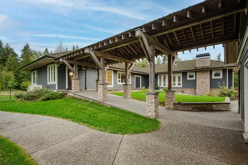 24648 ROBERTSON CRESCENT - photo 4 of 40