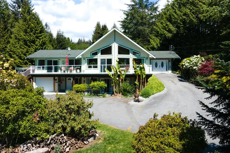 2556 LOWER ROAD - photo 1 of 25