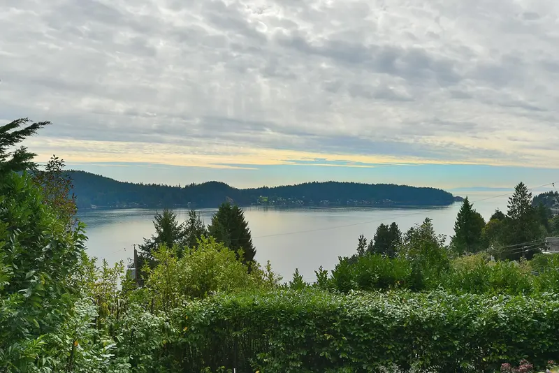 482 ELPHINSTONE AVENUE - photo 2 of 24