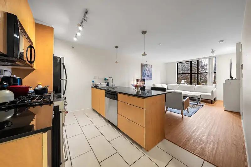 305 989 BEATTY STREET - photo 3 of 25
