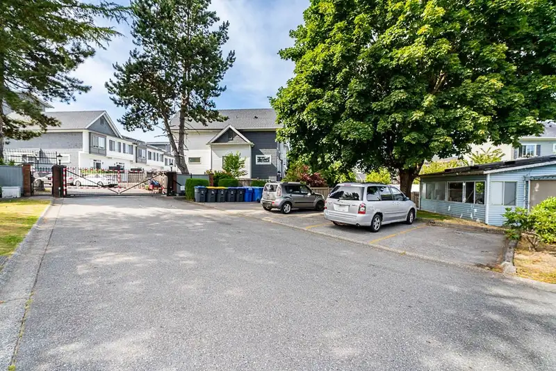 1 8078 KING GEORGE BOULEVARD - photo 3 of 36