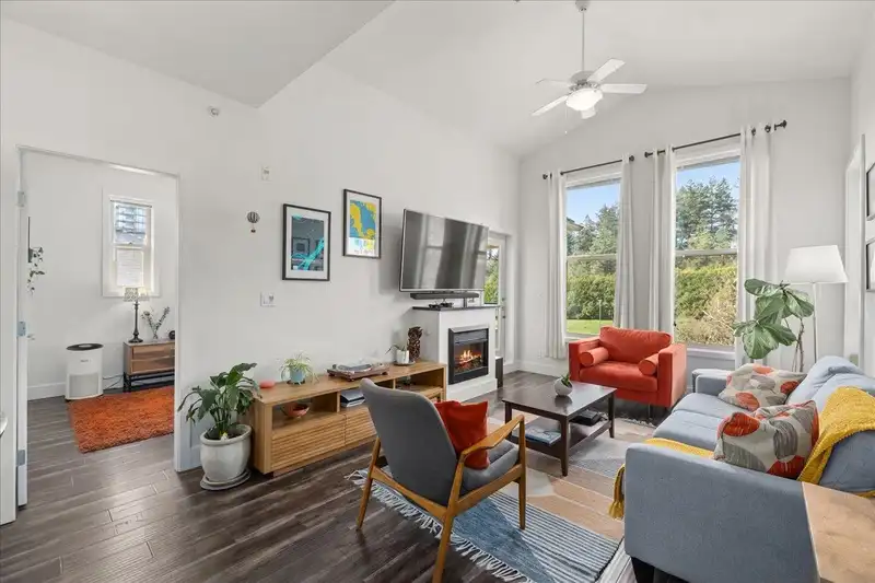 406 265 ROSS DRIVE - photo 1 of 40