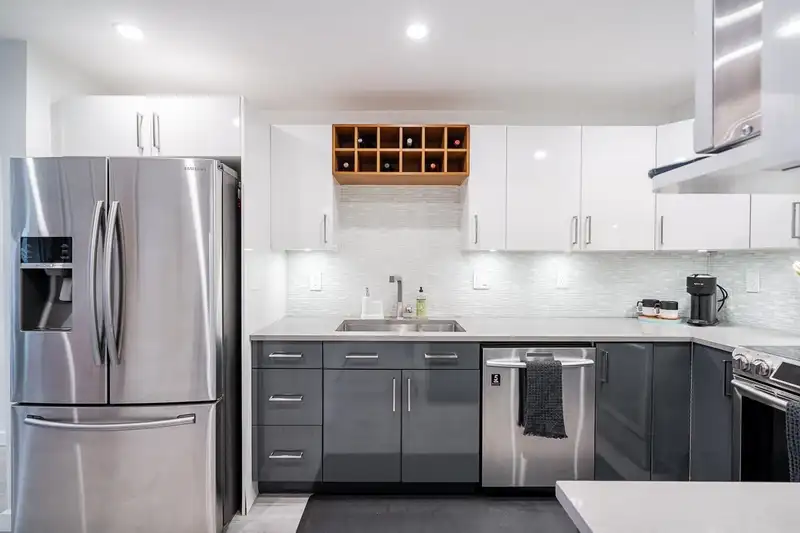 213 6475 CHESTER STREET - photo 2 of 26