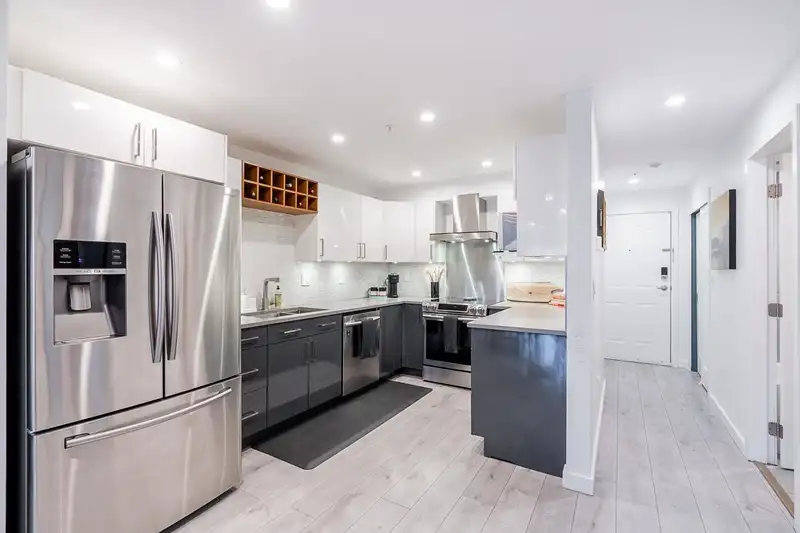 213 6475 CHESTER STREET - photo 3 of 26