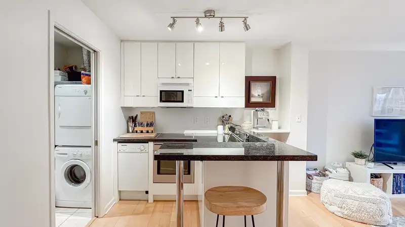 PH4 1177 HORNBY STREET - photo 2 of 24