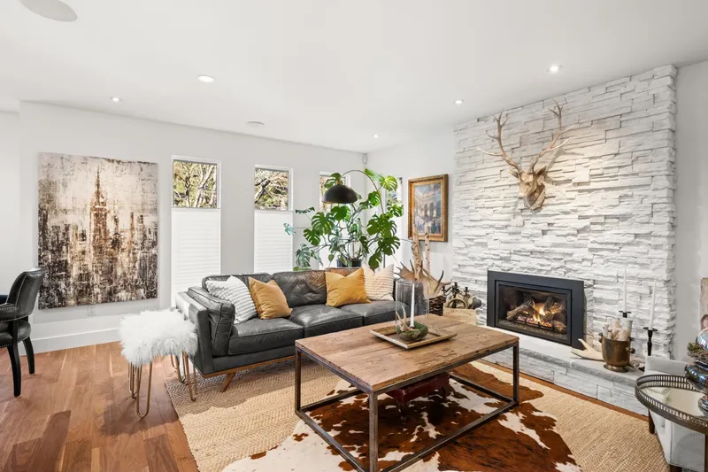 19788 49 AVENUE - photo 4 of 25