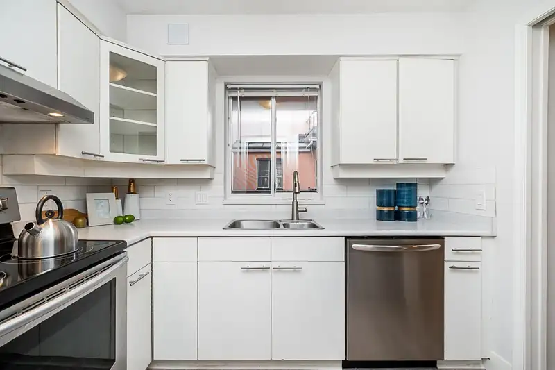 307 988 W 16TH AVENUE - photo 2 of 12