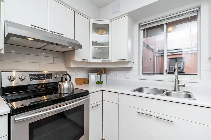 307 988 W 16TH AVENUE - photo 3 of 12