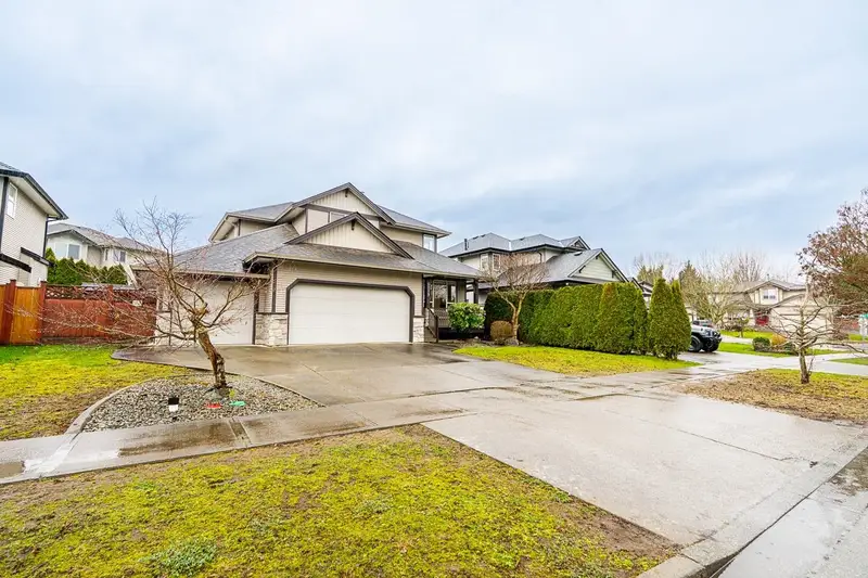 6119 166A STREET - photo 2 of 25