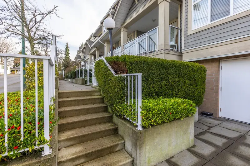 105 15621 MARINE DRIVE - photo 4 of 25