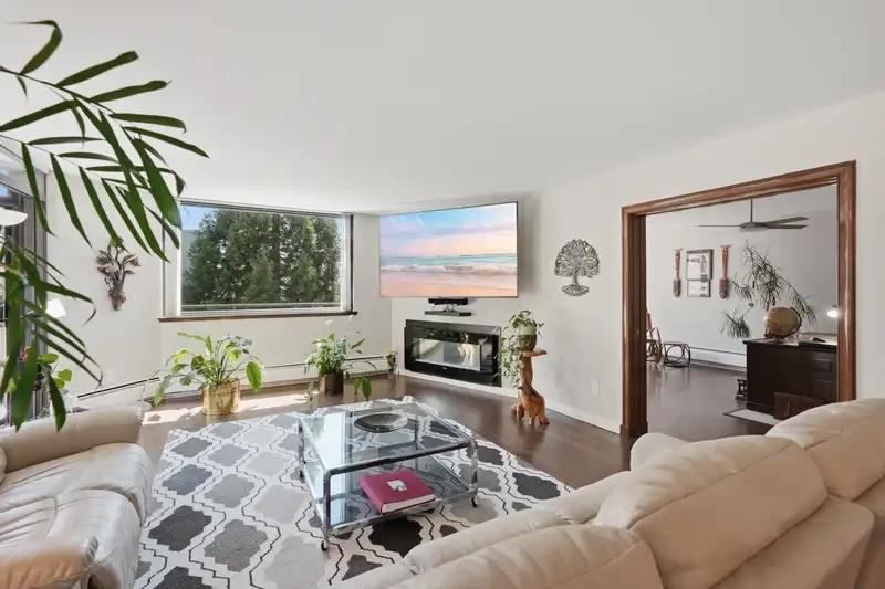 508 1480 FOSTER STREET - photo 4 of 39