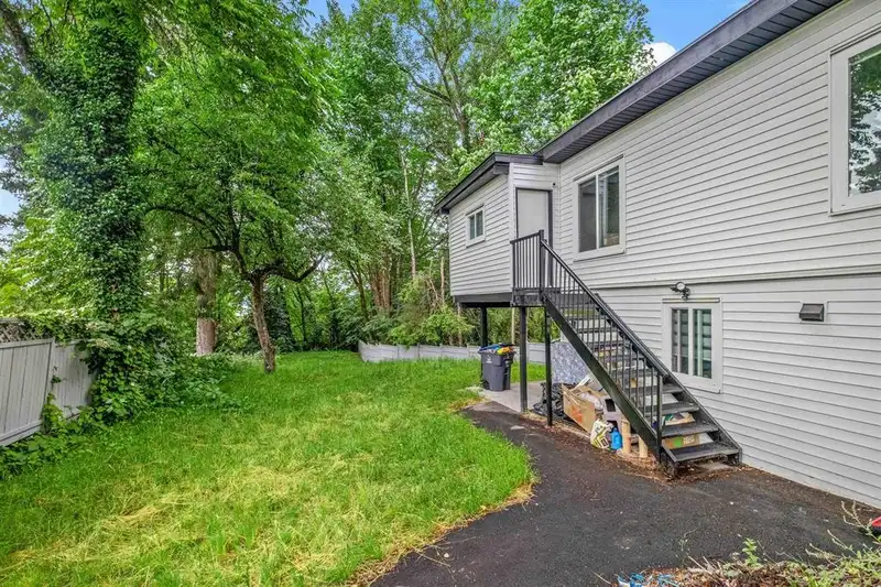 13289 112B AVENUE - photo 4 of 32