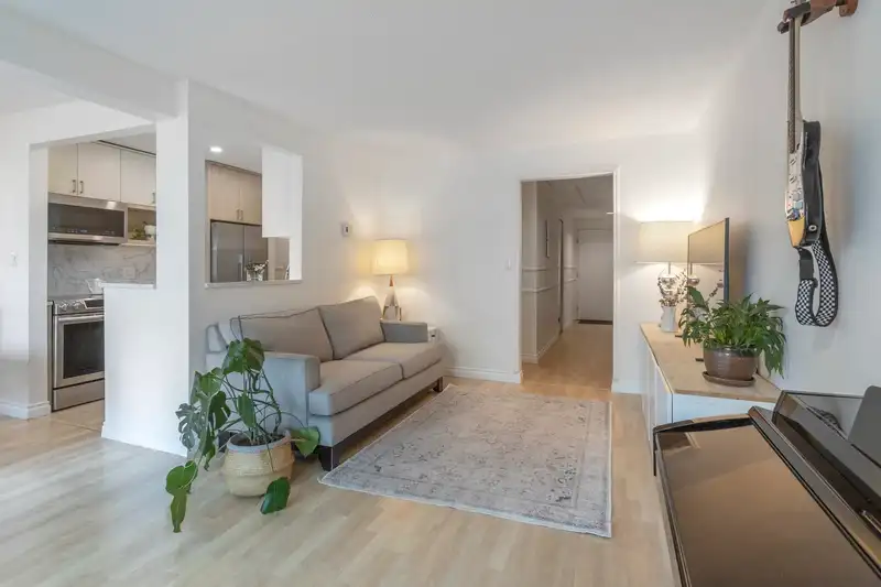 102 575 W 13TH AVENUE - photo 4 of 31