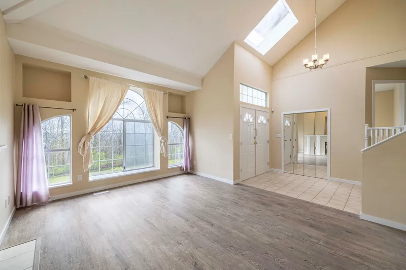 470 RIVERVIEW CRESCENT - photo 4 of 25