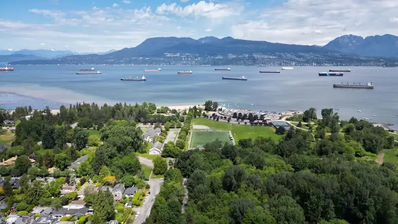 4399 LOCARNO CRESCENT - photo 4 of 40