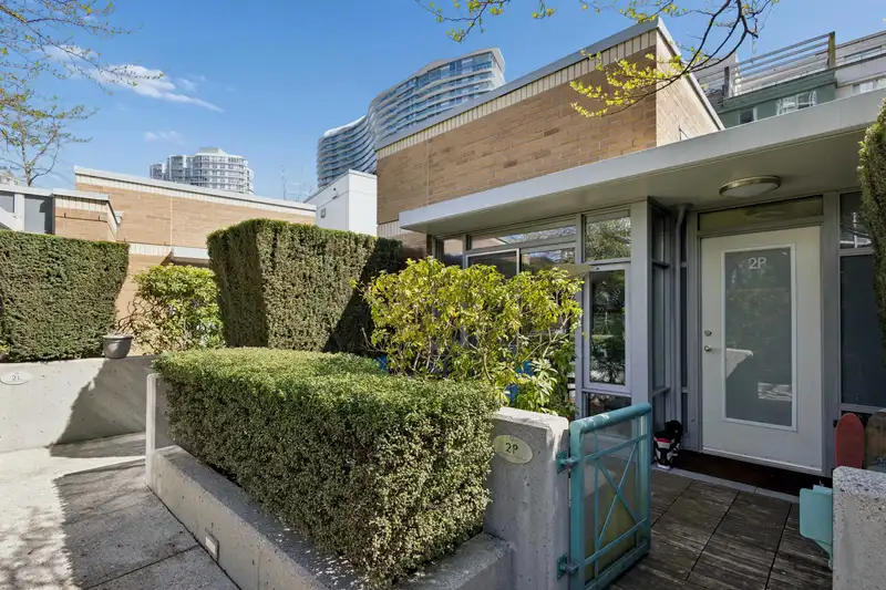 2P 1033 MARINASIDE CRESCENT - photo 2 of 25