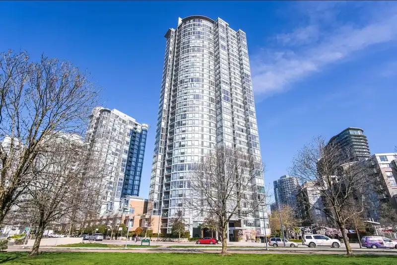 2P 1033 MARINASIDE CRESCENT - photo 3 of 25