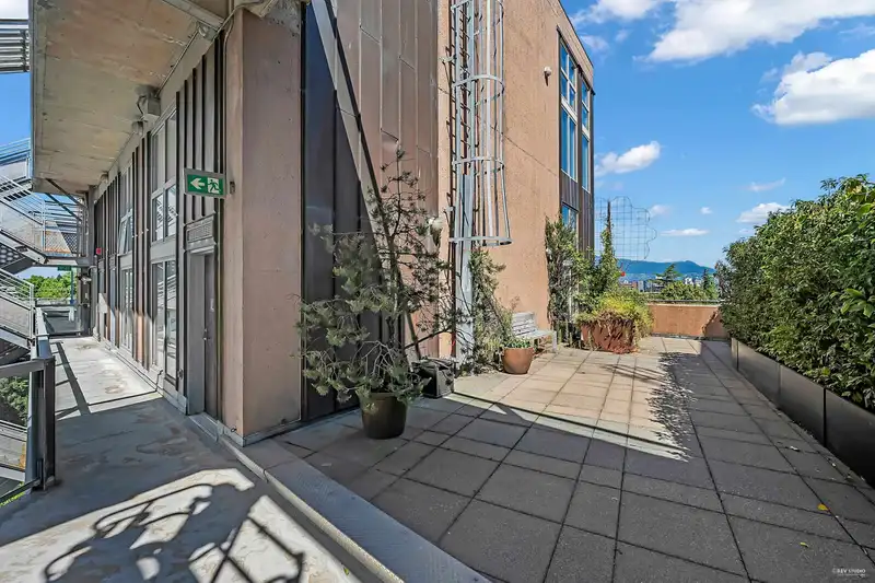 404 1529 W 6TH AVENUE - photo 1 of 33
