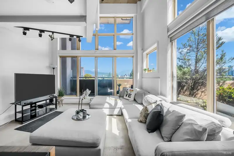 404 1529 W 6TH AVENUE - photo 4 of 33