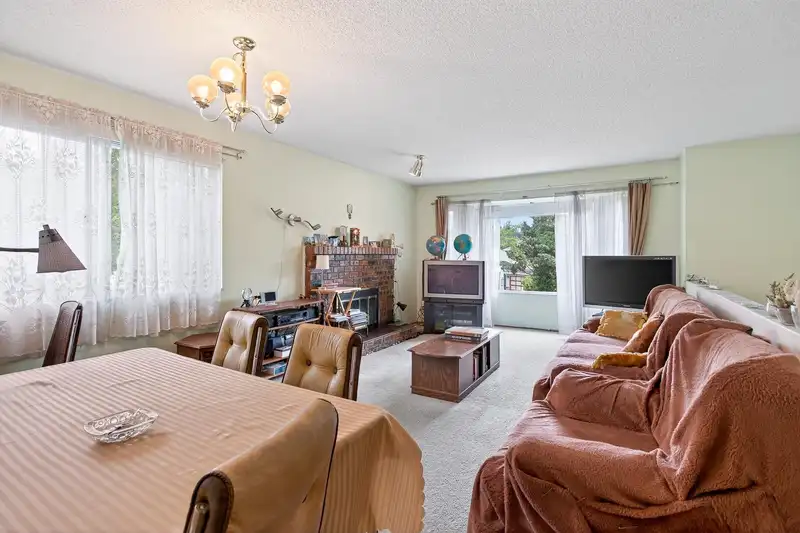 2026 SHAUGHNESSY PLACE - photo 4 of 17