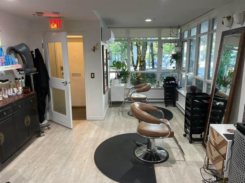 891 HELMCKEN STREET - photo 3 of 11