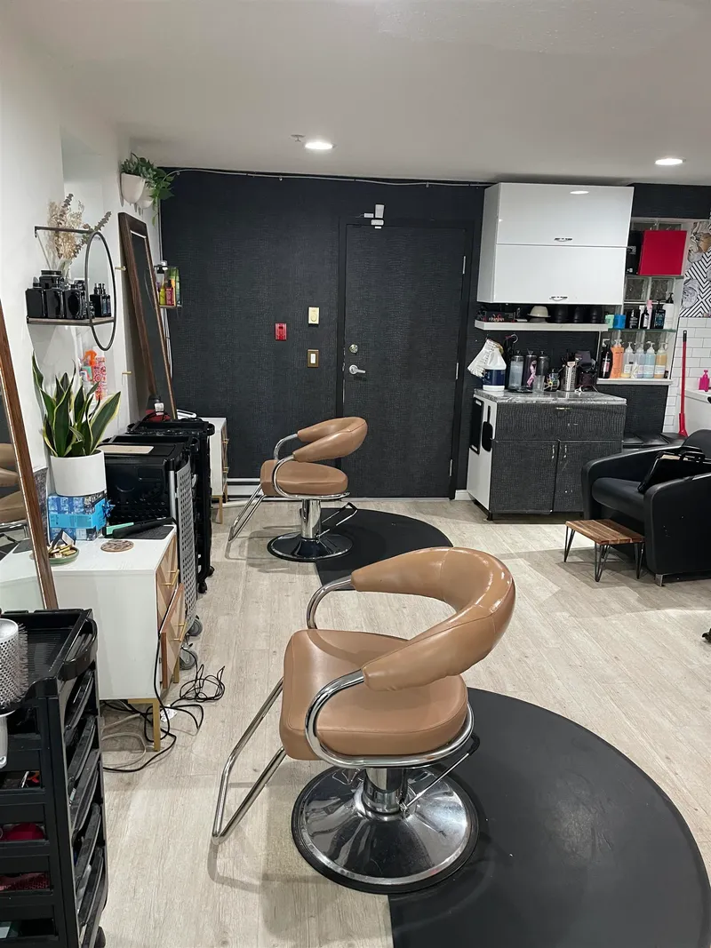 891 HELMCKEN STREET - photo 4 of 11