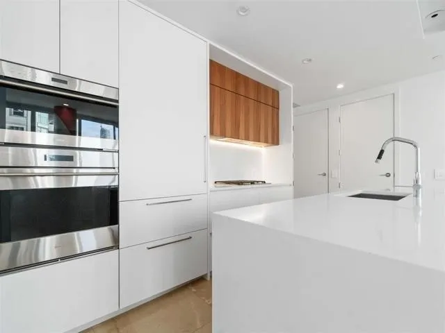 2005 885 CAMBIE STREET - photo 2 of 22