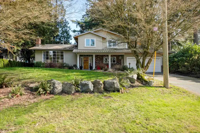 5606 CLARK DRIVE - photo 2 of 40