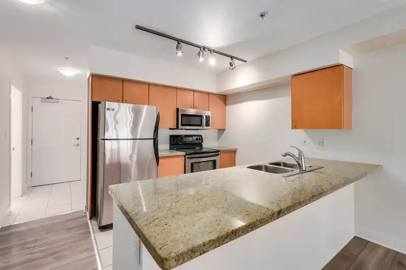 210 702 E KING EDWARD AVENUE - photo 2 of 27