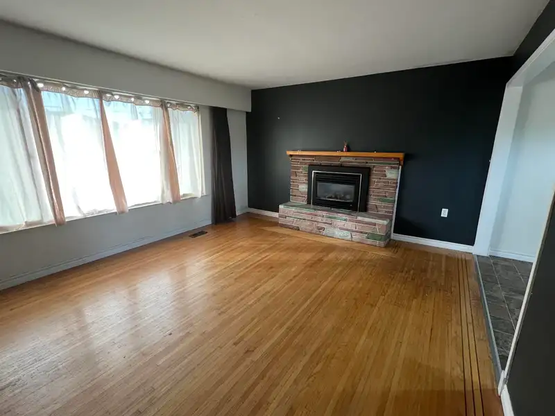 217 PEMBINA STREET - photo 2 of 11