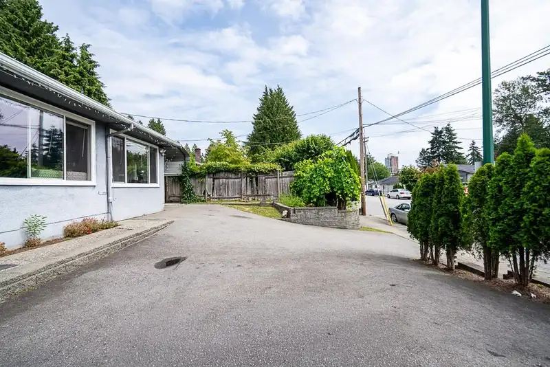 711 ALDERSON AVENUE - photo 4 of 32