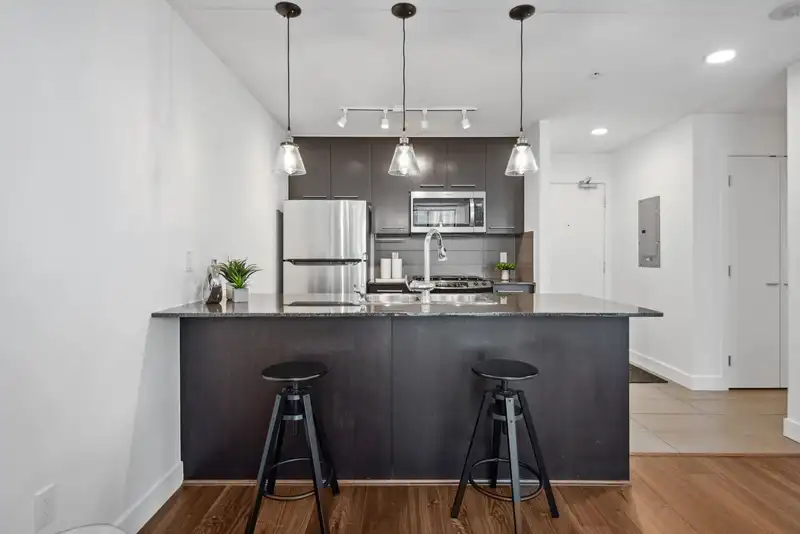 1406 2979 GLEN DRIVE - photo 2 of 14